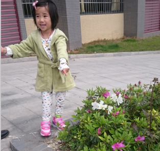 5岁女孩大腿假肢第一次独自行走视频